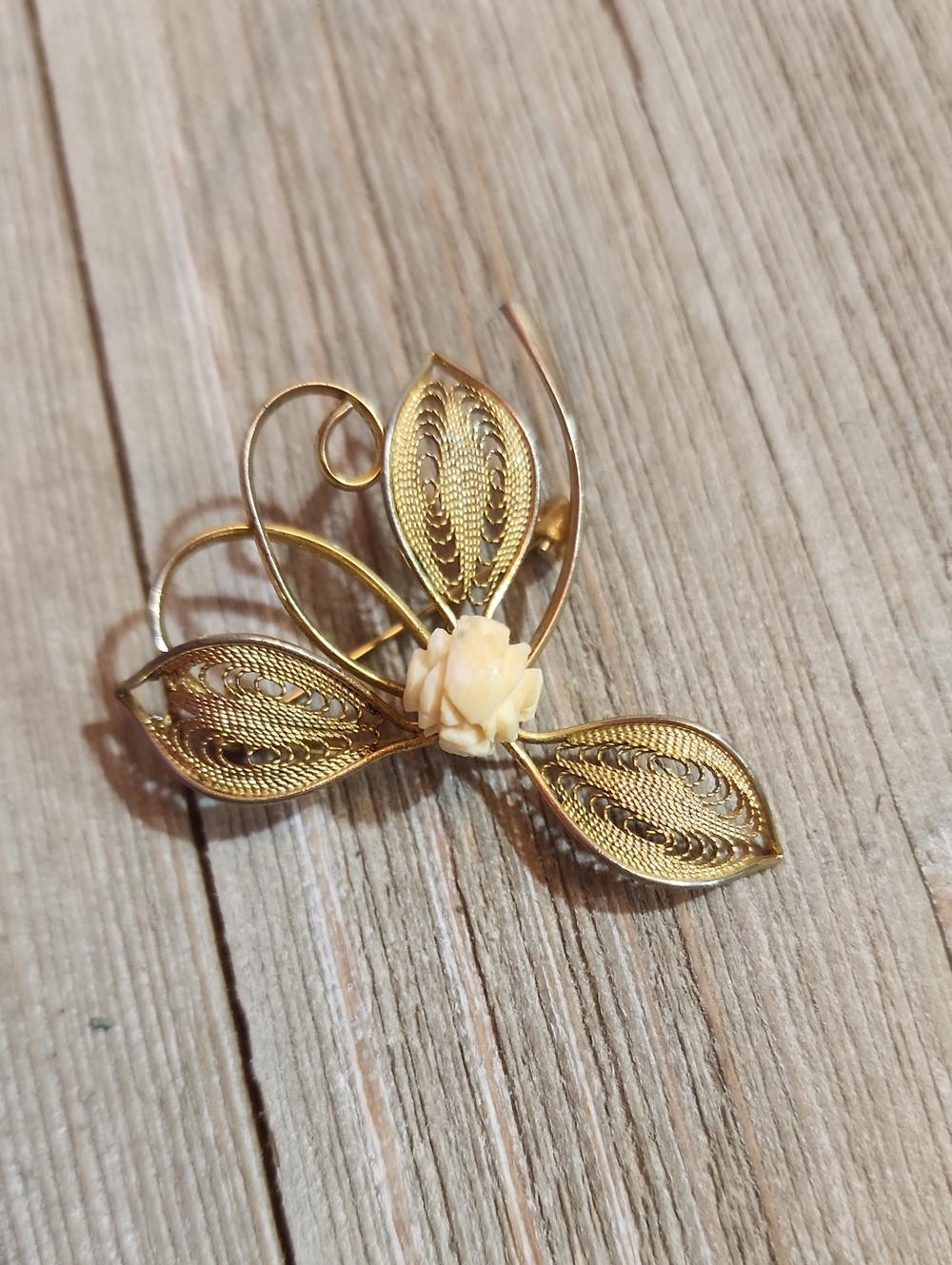 Vintage Gold Filigree Floral Brooch with Cream Rose
